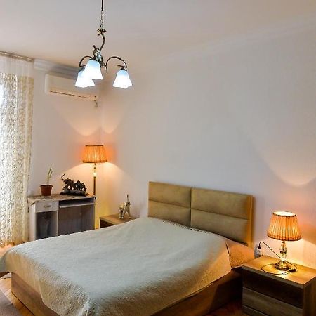 Apartment On Rustaveli Avenue Kutaisi Bagian luar foto