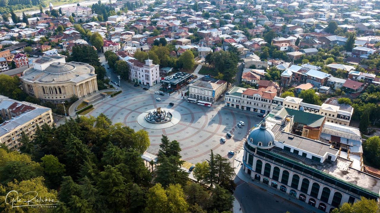 Apartment On Rustaveli Avenue Kutaisi Bagian luar foto