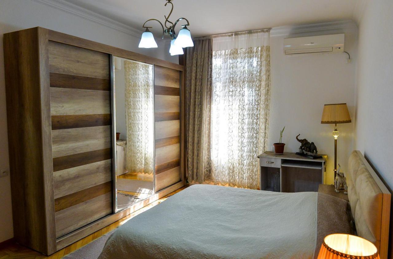 Apartment On Rustaveli Avenue Kutaisi Bagian luar foto