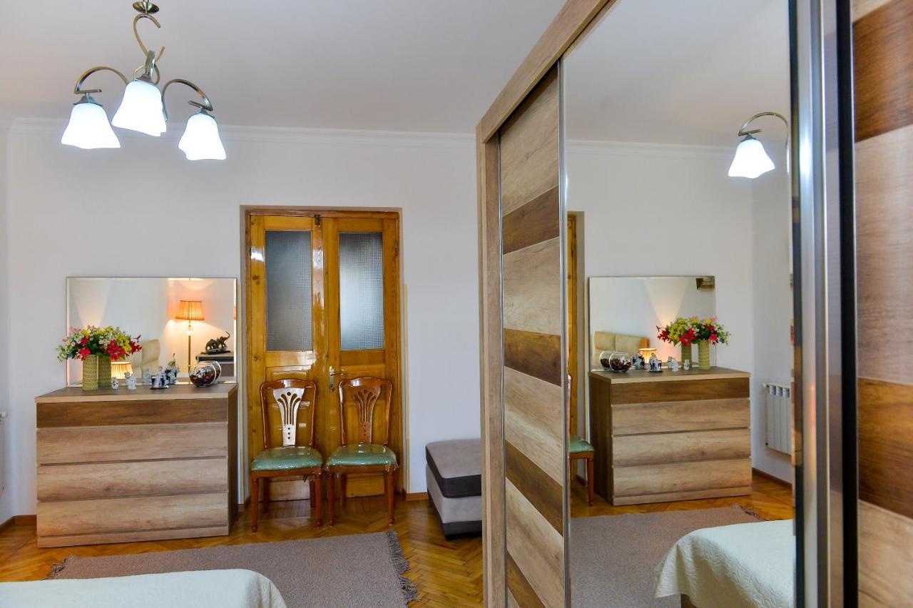 Apartment On Rustaveli Avenue Kutaisi Bagian luar foto
