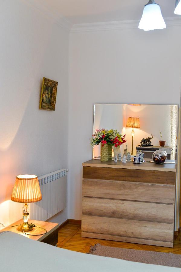 Apartment On Rustaveli Avenue Kutaisi Bagian luar foto