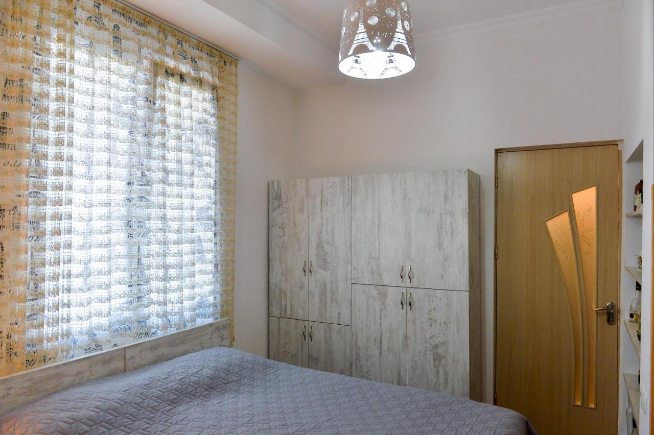 Apartment On Rustaveli Avenue Kutaisi Bagian luar foto