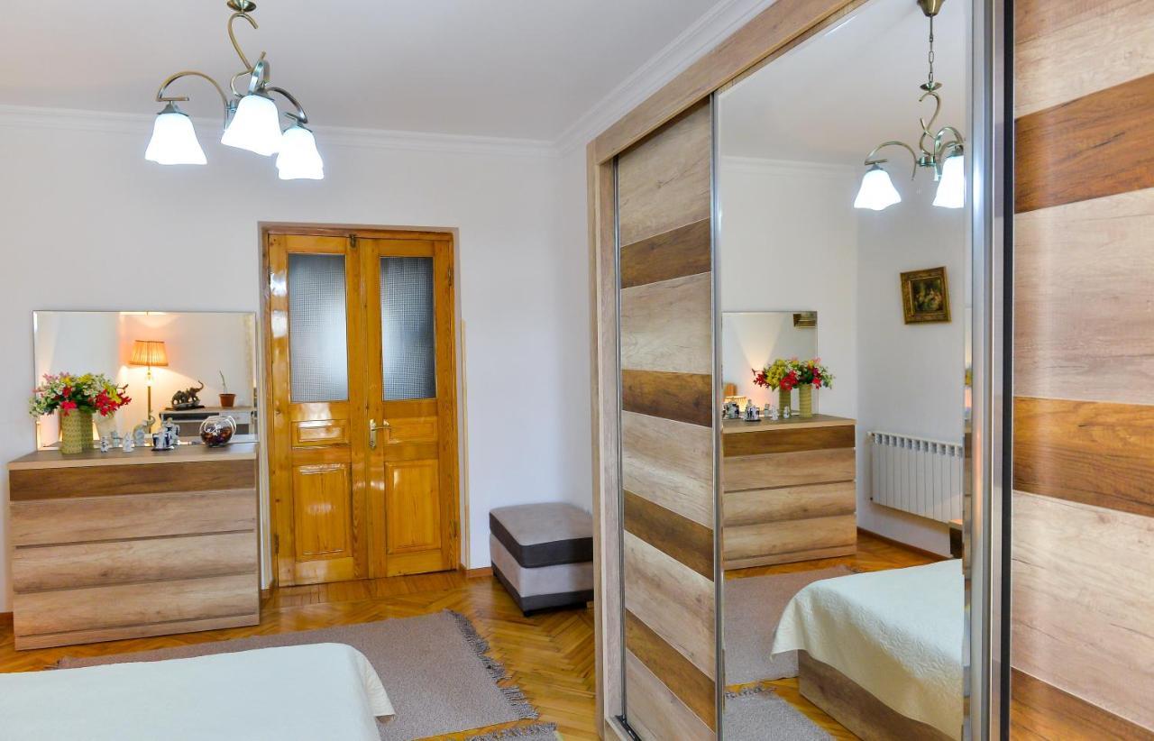 Apartment On Rustaveli Avenue Kutaisi Bagian luar foto