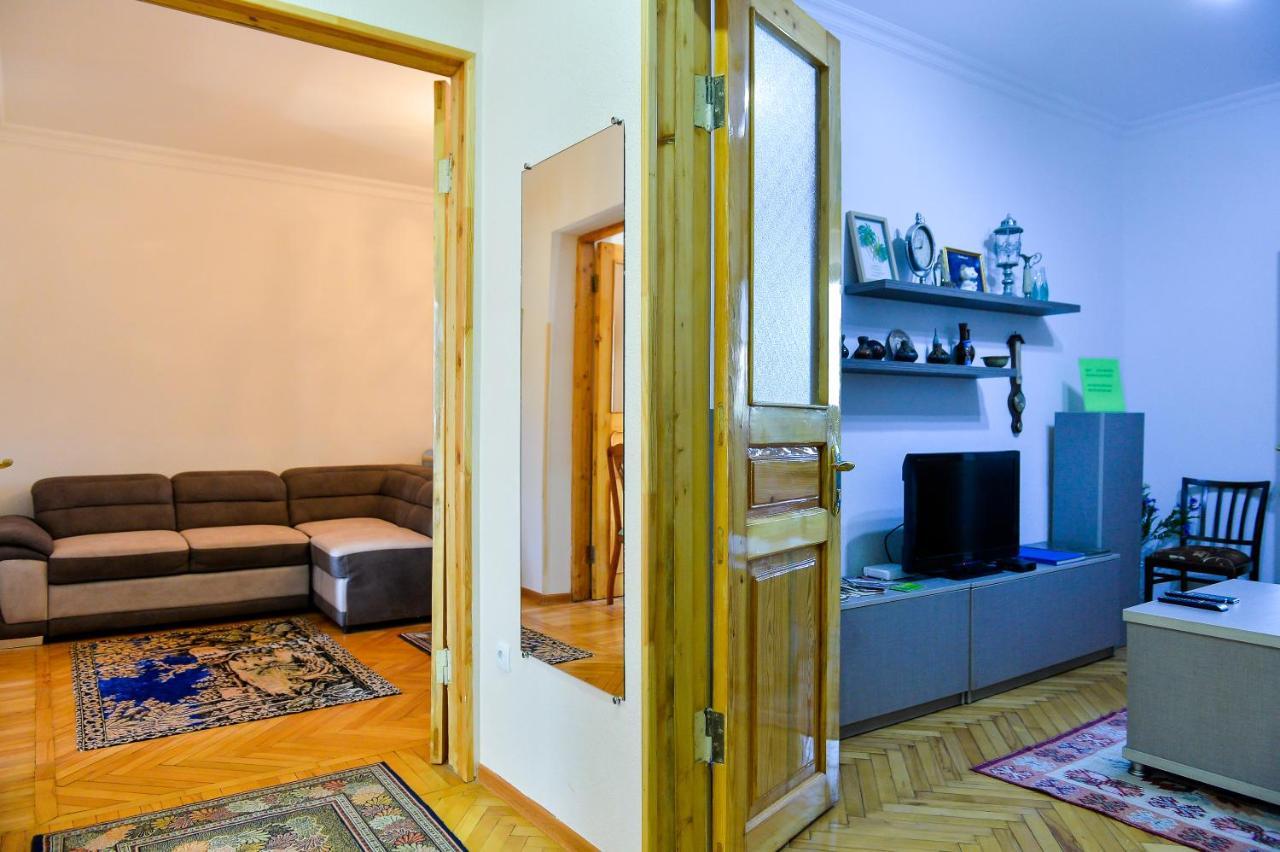 Apartment On Rustaveli Avenue Kutaisi Bagian luar foto