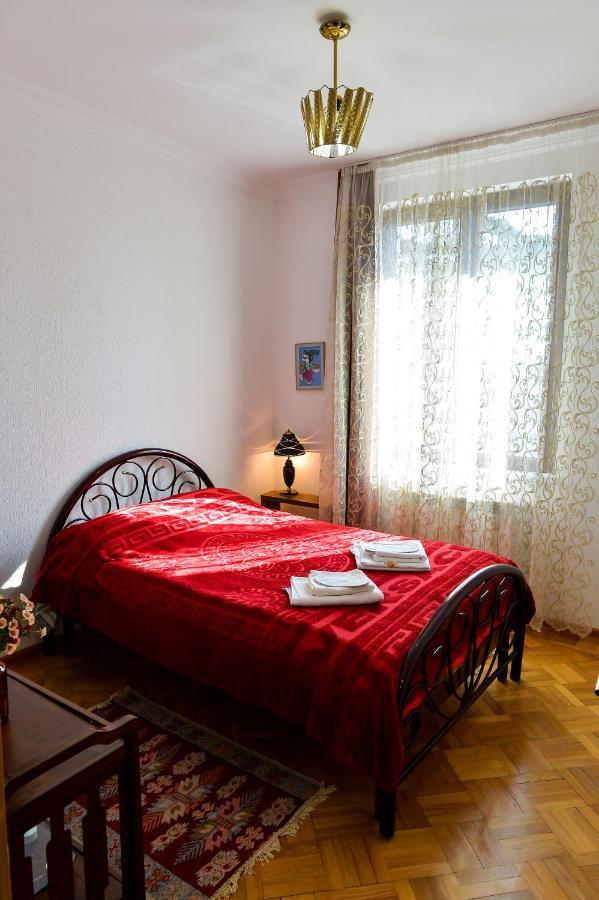Apartment On Rustaveli Avenue Kutaisi Bagian luar foto