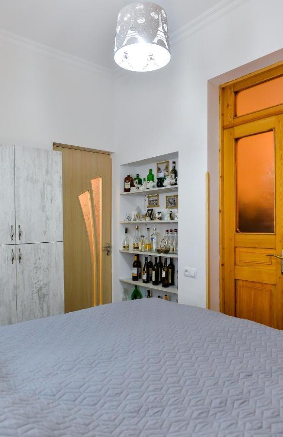 Apartment On Rustaveli Avenue Kutaisi Bagian luar foto