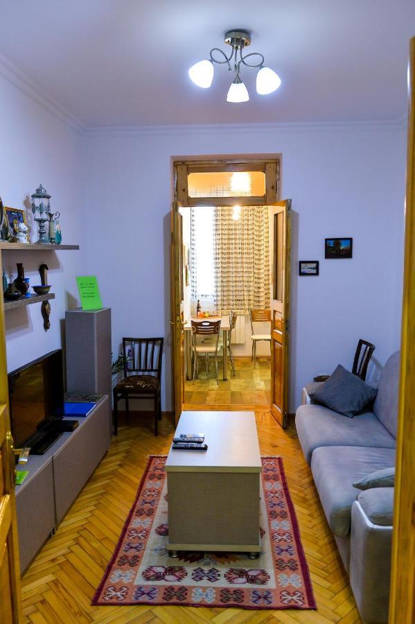 Apartment On Rustaveli Avenue Kutaisi Bagian luar foto