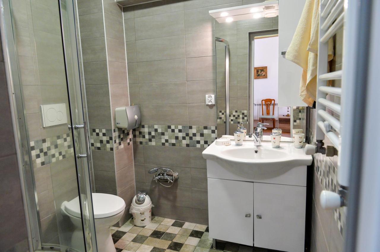 Apartment On Rustaveli Avenue Kutaisi Bagian luar foto