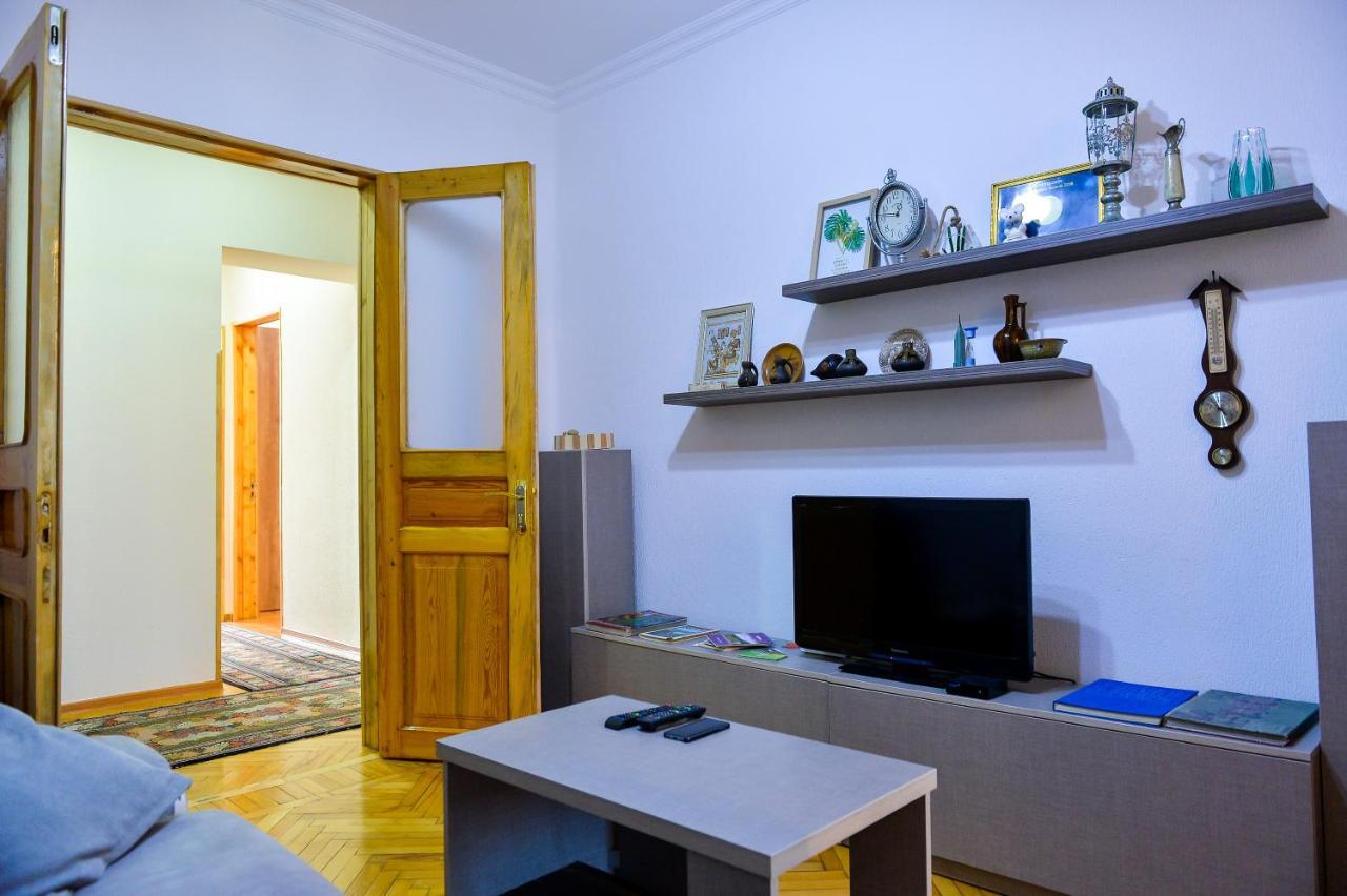 Apartment On Rustaveli Avenue Kutaisi Bagian luar foto