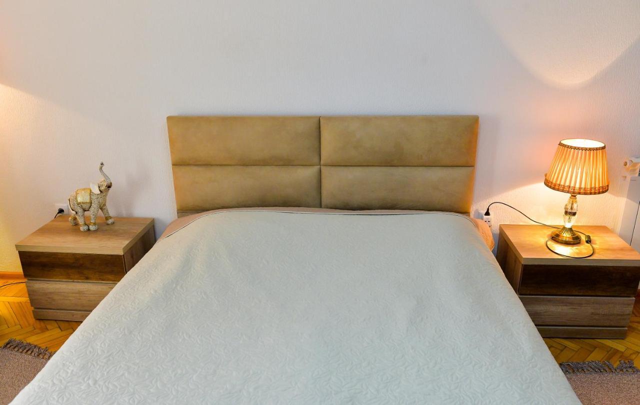 Apartment On Rustaveli Avenue Kutaisi Bagian luar foto