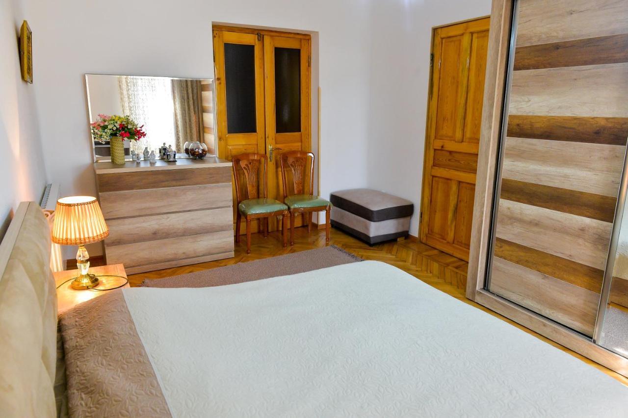 Apartment On Rustaveli Avenue Kutaisi Bagian luar foto