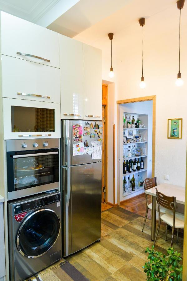 Apartment On Rustaveli Avenue Kutaisi Bagian luar foto