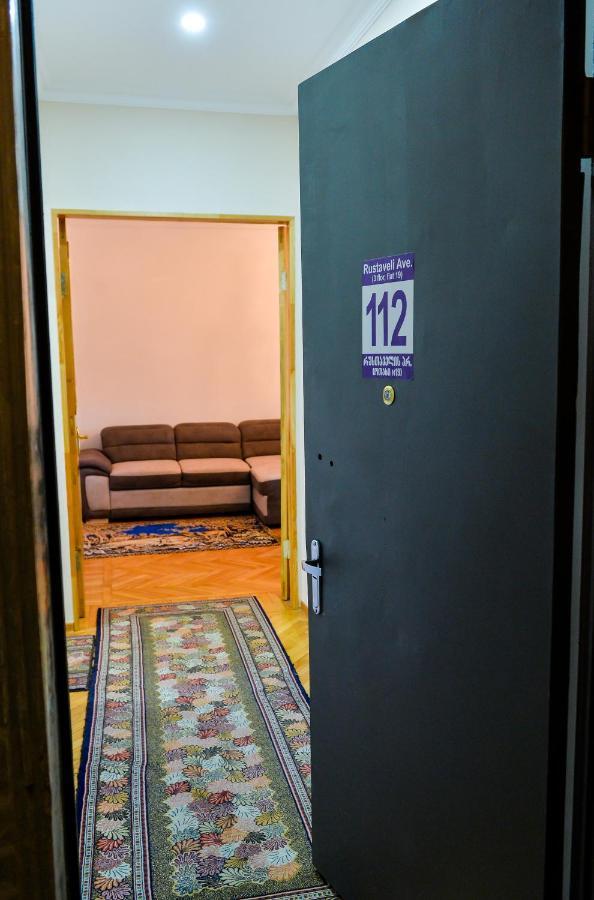 Apartment On Rustaveli Avenue Kutaisi Bagian luar foto
