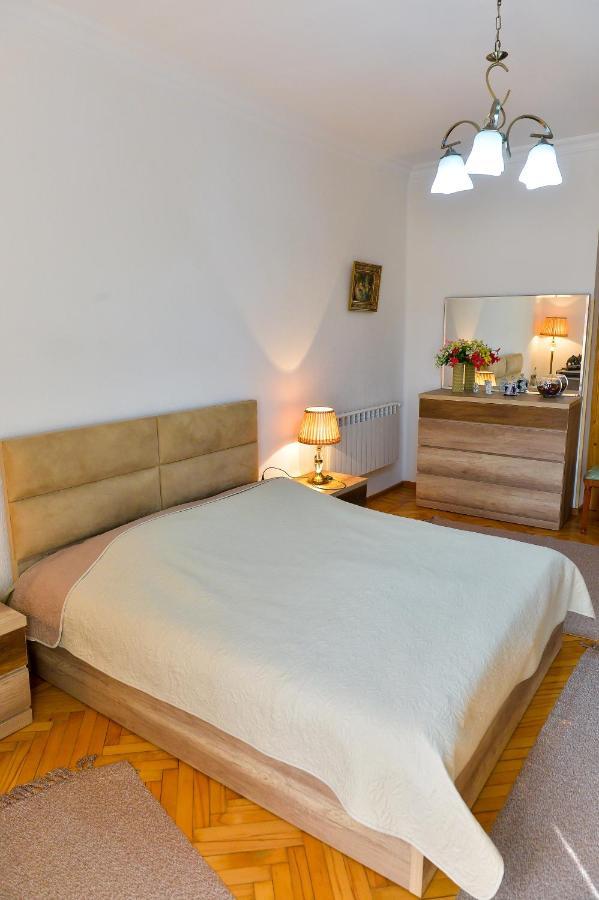Apartment On Rustaveli Avenue Kutaisi Bagian luar foto